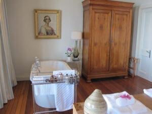 Dos de las suites cuentan con elegantes cuartos de baño abiertos que les dan un toque romántico y moderno.