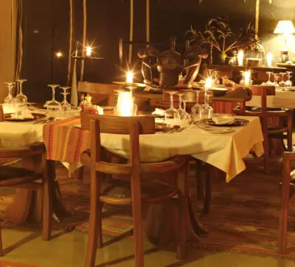 El comedor es elegante y sofisticado, y en él se sirven comidas deliciosas y sanas.