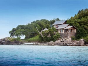 Situado en una pequeña isla privada, el Enchanted Island Resort tiene acceso a dos hectáreas de playas de arena blanca.