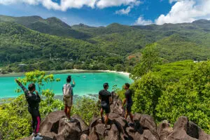 Excursión por la naturaleza en Ephelia Seychelles.