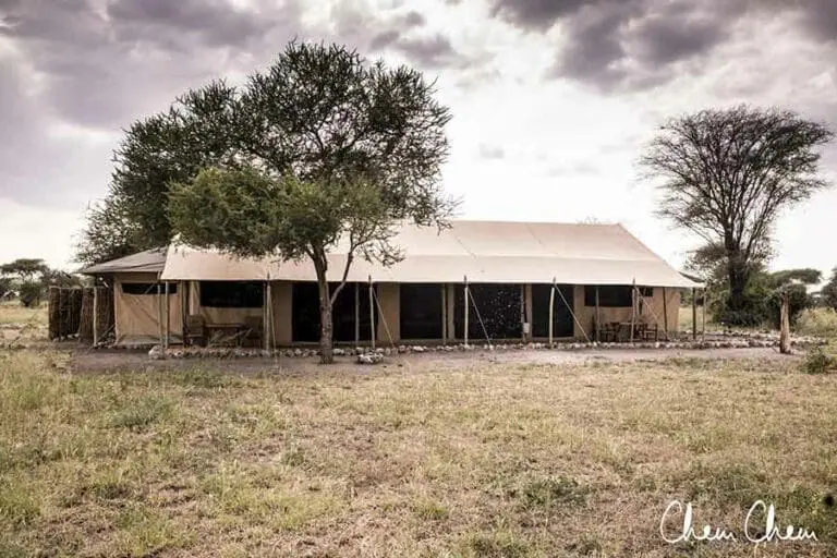 Exterior de la tienda familiar en Little Chem Chem, Tanzania.