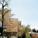 La arquitectura en capas de estilo mediterráneo del Westcliff llama la atención.