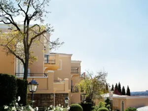 La arquitectura en capas de estilo mediterráneo del Westcliff llama la atención.