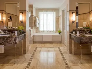 Los cuartos de baño disponen de tocador doble, aseo privado, ducha de efecto lluvia y bañera independiente.