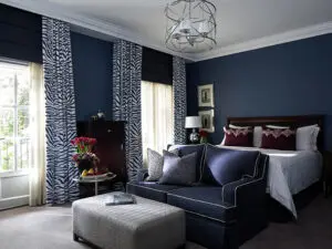 Todas las habitaciones de The Westcliff cuentan con TV de plasma, minibar y cafetera y tetera entre otros lujos.