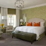 Las habitaciones Premier disponen de cama extragrande y mesa de comedor para dos personas.