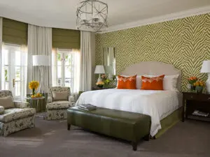 Las habitaciones Premier disponen de cama extragrande y mesa de comedor para dos personas.