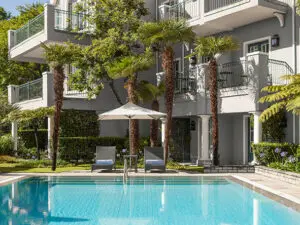El hotel cuenta con una piscina cubierta climatizada y una piscina familiar climatizada al aire libre.