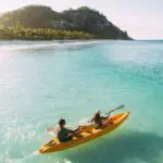 Navegue en kayak por las aguas cristalinas de las Seychelles.