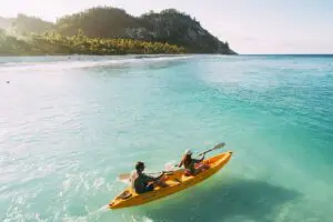 Navegue en kayak por las aguas cristalinas de las Seychelles.