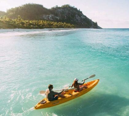 Navegue en kayak por las aguas cristalinas de las Seychelles.