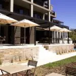 Sit down to delicious Cape fare in the hotel's stylish outdoor dining area & garden.
