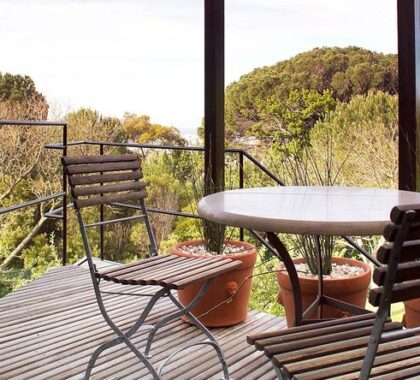 Enjoy city & mountain views from your elevated position on the slopes of Table Mountain.
