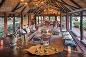 En el bar del campamento le servirán bebidas a cualquier hora del día y meriendas antes de sus safaris vespertinos. 