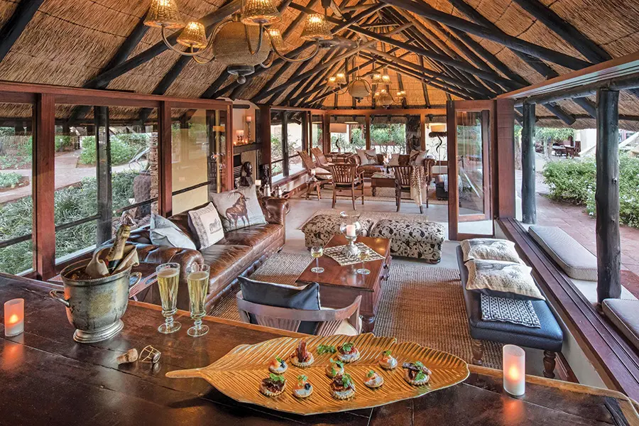 En el bar del campamento le servirán bebidas a cualquier hora del día y meriendas antes de sus safaris vespertinos. 