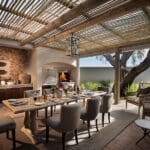 El comedor exterior cubierto es perfecto para almorzar tranquilamente, mientras que el comedor interior es mejor para las noches más frescas.