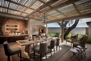 El comedor exterior cubierto es perfecto para almorzar tranquilamente, mientras que el comedor interior es mejor para las noches más frescas.