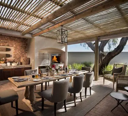 El comedor exterior cubierto es perfecto para almorzar tranquilamente, mientras que el comedor interior es mejor para las noches más frescas.