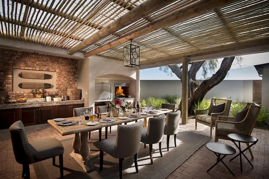 El comedor exterior cubierto es perfecto para almorzar tranquilamente, mientras que el comedor interior es mejor para las noches más frescas.