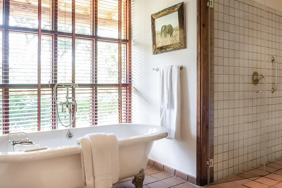 legendary_lodge_-_bathtub