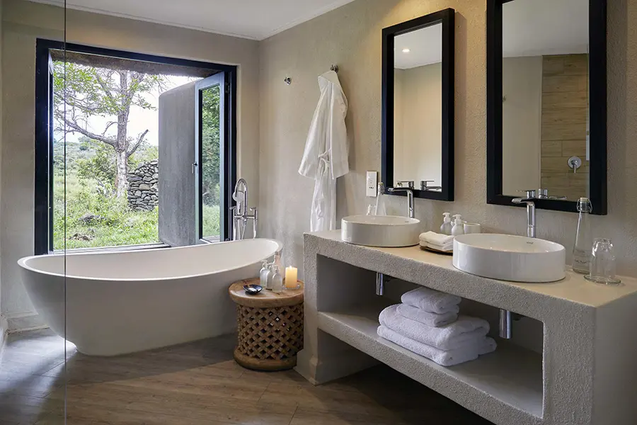 lion_sands_river_lodge_luxury_room_bathroomjpg1