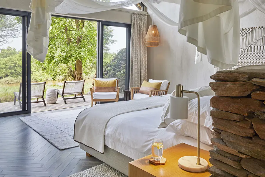 lion_sands_river_lodge_superior_luxury_room_bedroom1
