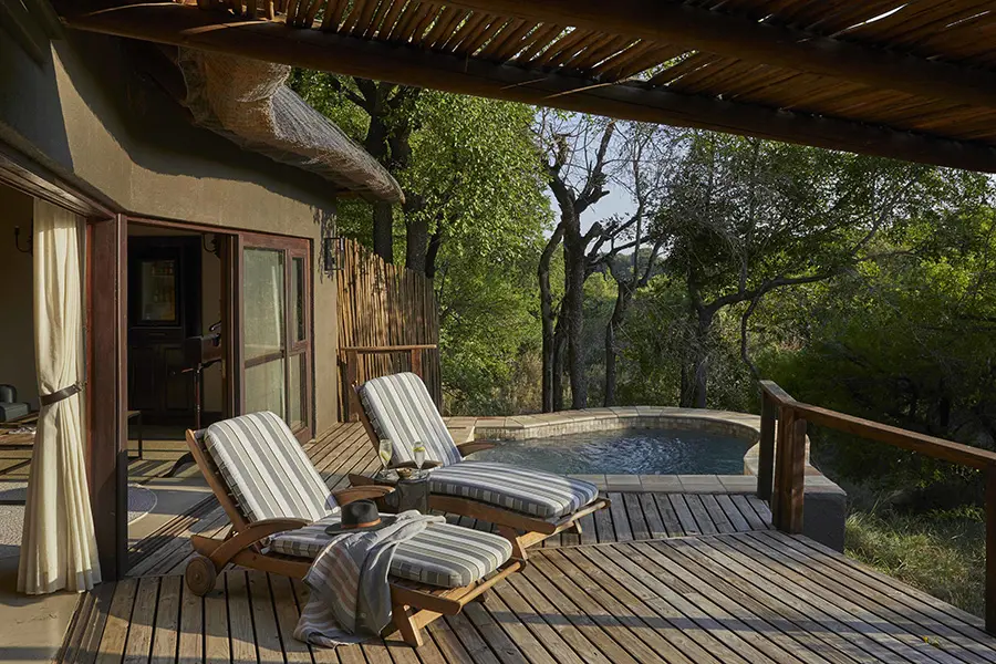 lion_sands_tinga_lodge_suite_outside_deck_loungers1