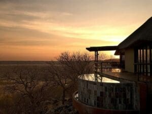 Desde su balcón podrá disfrutar de unas vistas panorámicas de las llanuras de Etosha y de la balsa de agua.