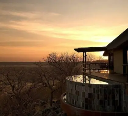 Desde su balcón podrá disfrutar de unas vistas panorámicas de las llanuras de Etosha y de la balsa de agua.