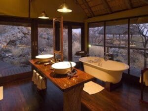 Desde su espacioso cuarto de baño privado podrá disfrutar de hermosas vistas de la naturaleza circundante.