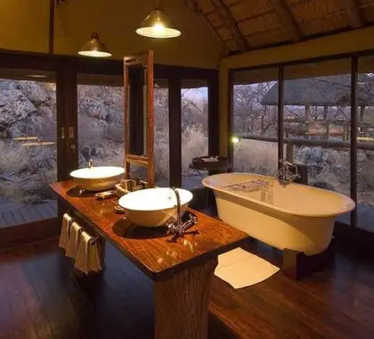 Desde su espacioso cuarto de baño privado podrá disfrutar de hermosas vistas de la naturaleza circundante.