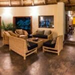 El lodge principal recibe a los huéspedes con interiores de inspiración africana y un techo tradicional de paja.