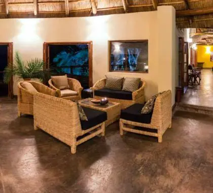 El lodge principal recibe a los huéspedes con interiores de inspiración africana y un techo tradicional de paja.