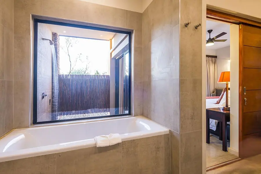 makalali-main-lodge-238_superior_room_bath_and_outdoor_shower_2