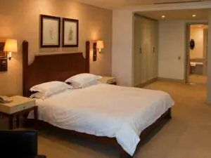 Las lujosas suites de 1 dormitorio disponen de cama extragrande y cuarto de baño privado con bañera, ducha y secador de pelo.