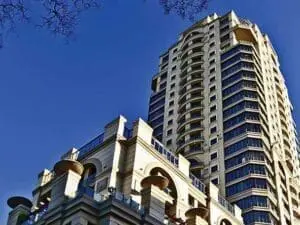 Situado en el moderno distrito comercial y de negocios de Sandton, en Johannesburgo, el Michelangelo Towers Hotel es un sofisticado hotel que ofrece vistas panorámicas del horizonte de Sandton.