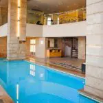 Los huéspedes que deseen relajarse en el hotel pueden elegir entre una piscina cubierta y otra al aire libre.