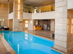  Los huéspedes que deseen relajarse en el hotel pueden elegir entre una piscina cubierta y otra al aire libre.