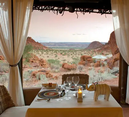 Cena con vistas en el campamento de montaña Mowani