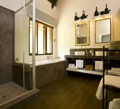 Il bagno interno offre molto spazio.