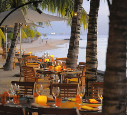 Choose from a variety of restaurants and dine beachside. 