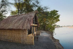 Chalé del campamento Mwaleshi con vistas al río.