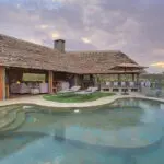 Disfrute de la puesta de sol desde la piscina.