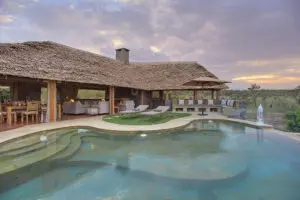Disfrute de la puesta de sol desde la piscina.