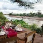 Disfrute de una cena con vistas al río Uaso Nyiro .