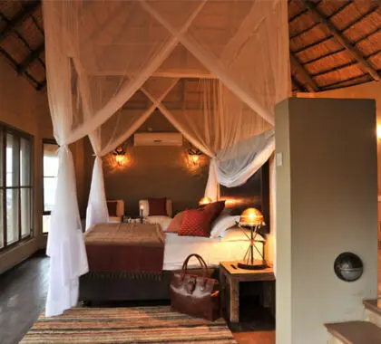 El aire acondicionado y las mosquiteras garantizan un sueño reparador en el Ngoma Lodge.