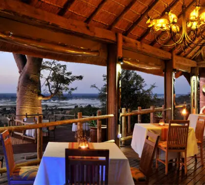 Las comidas en Ngoma gozan de vistas al río Chobe, tanto si se sirven en el lodge principal como en su suite.