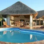 Date un refrescante chapuzón en la piscina y disfruta de una vista panorámica