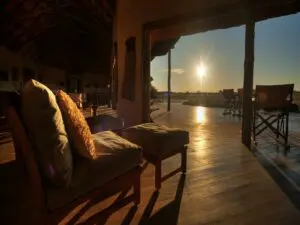 Cada chalet tiene su propia terraza privada desde donde se pueden contemplar las hermosas puestas de sol.