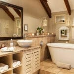 Baño en Oliver's Restaurant & Lodge.
